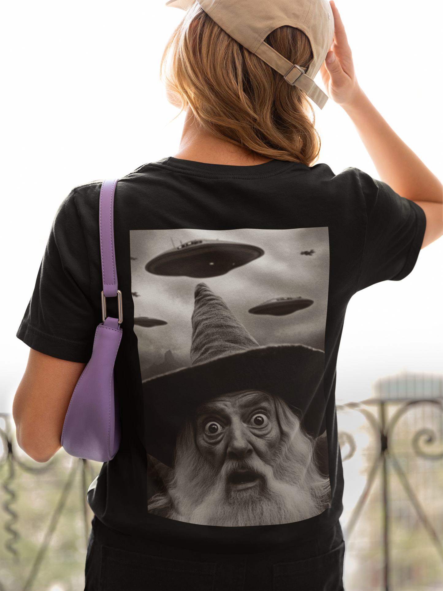 Damen T-Shirt Funny Wizard with Ufos Backprint lustiger Zauberer mit Ufos