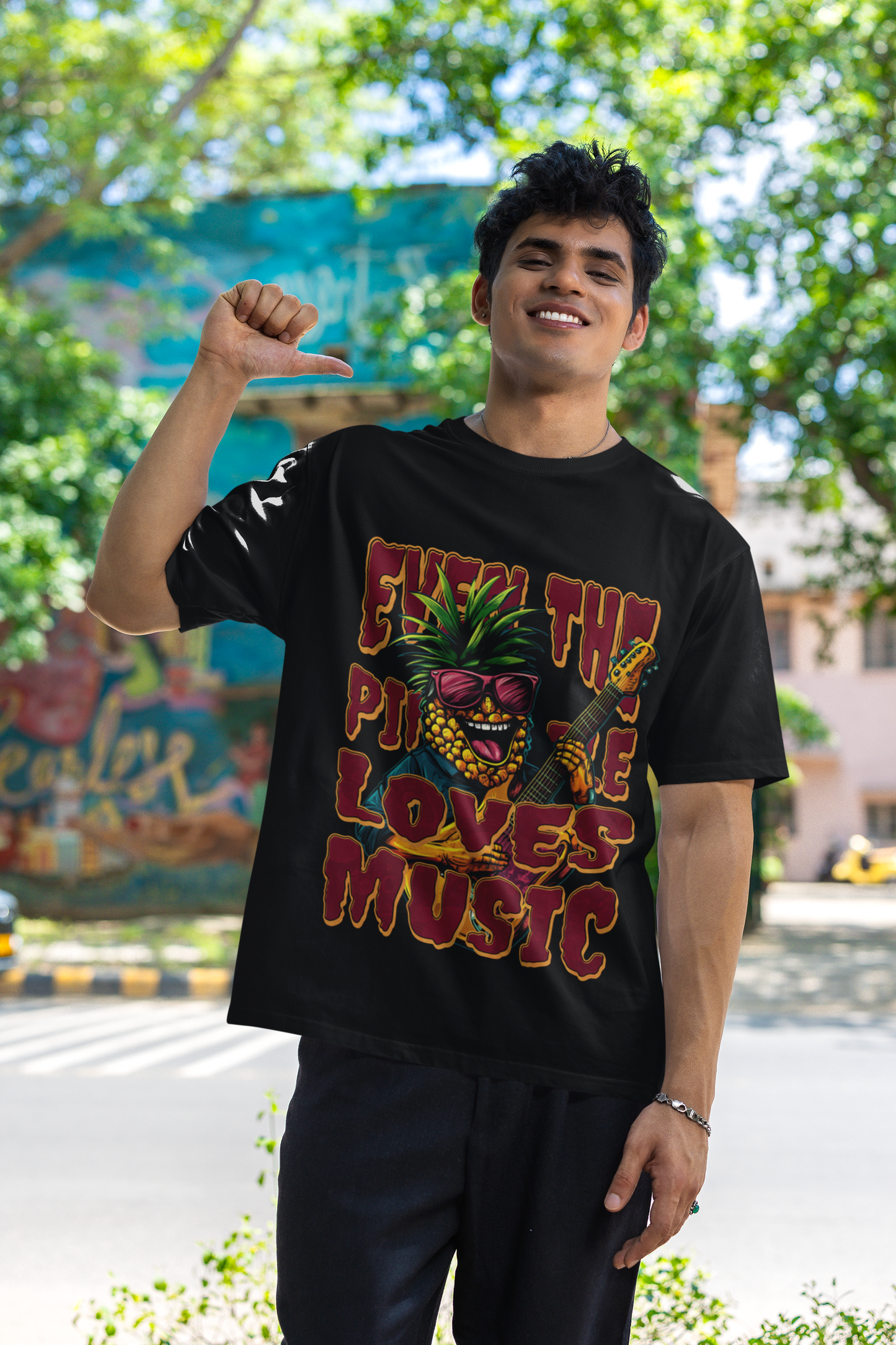 Even the Pineapple loves Music Basic Shirt Unisex