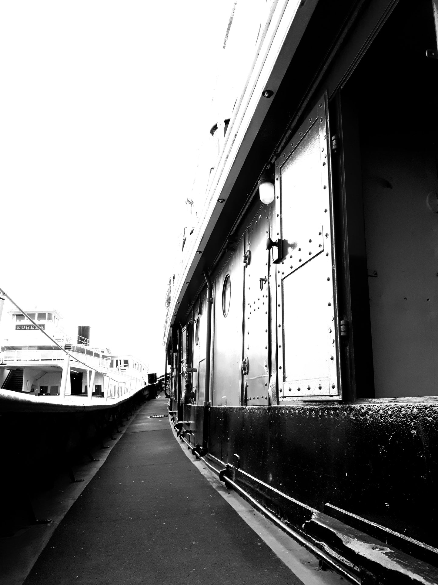 Fotografie_schwarz-weiß Schiff auf Leinwand gedruckt